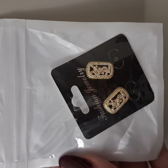 Chic Gold-Tone Fashion Earrings - Picture 3 of 3